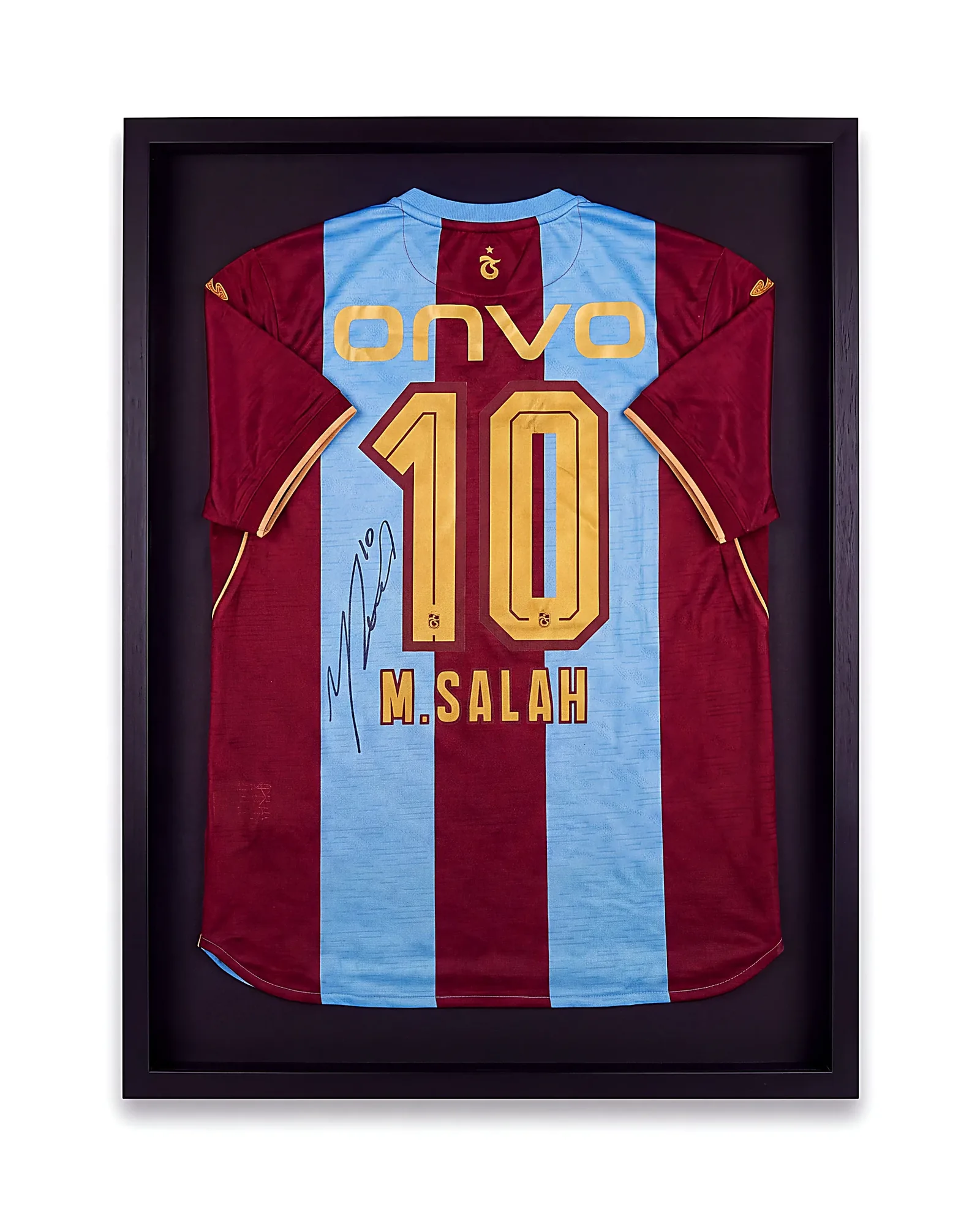Muhammed Salah imzalı Trabzonspor formasının sırt yüzü, ön yüzle aynı mat siyah çerçevede — 10 numara ve M.SALAH baskısı